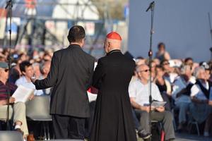 genua, italien - 26. mai 2017 - kardinal angelo bagnasco, der an der vorbereitung für die messe von papst franziskus in kennedy place teilnimmt foto