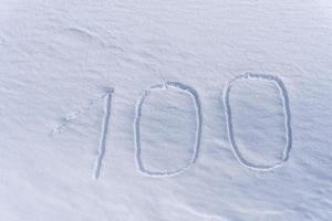 100 hundert Nummernschreiben auf dem Schnee foto