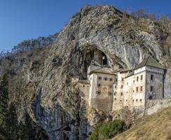 mittelalterliche burg predjama in slowenien foto