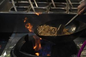 Wok-Reis-Spaghetti kochen foto