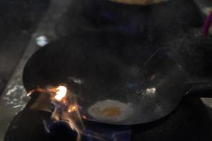 Wok-Reis-Spaghetti kochen foto