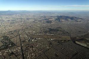 Luftbildpanorama des Flughafengebiets von Mexiko-Stadt vom Flugzeug foto