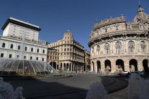 genua, italien - 1. juli 2020 - piazza de ferrari brunnenspritzer stadtzentrum foto