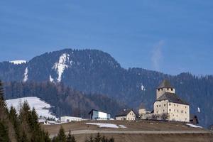 turm schloss ciastel de tor in pederoa, trentino, italien foto