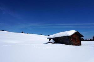 dolomiten schneepanorama große landschaft hütte mit schnee bedeckt foto