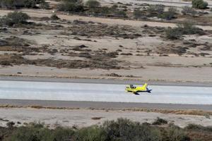 Piper-Flugzeug im Wüstenflughafen foto