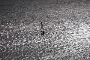 Windsurfer-Silhouette auf der Hintergrundbeleuchtung foto