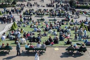 paris, frankreich - 1. mai 2016 - montmartre treppe voll von menschen für sonnigen sonntag foto