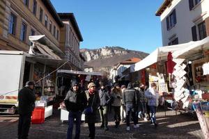 trento, italien - 9. dezember 2017 - leute am traditionellen weihnachtsmarkt foto