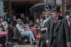 paris, frankreich - 1. mai 2016 - alt gekleideter mann und frau in montmartre überfüllt von menschen für sonnigen sonntag foto