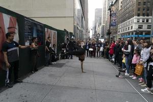 New York, Usa - 7. Mai 2019 - Breakdancer in der 5th Avenue foto