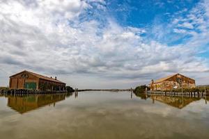Comacchio-Tal Fischerhaus auf bewölktem Himmelshintergrund foto