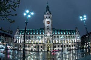 Hamburger rathaus bei nacht foto