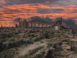 volubilis römische ruinen in marokko – am besten erhaltene römische ruinen zwischen den kaiserstädten fez und meknès foto