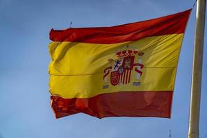 spanische Flagge am Himmel schwenken foto