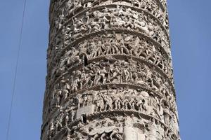Marco-Aurelio-Säule auf der Piazza Colonna in Rom foto