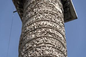 Marco-Aurelio-Säule auf der Piazza Colonna in Rom foto