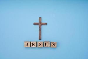 Wörter Jesus geschrieben mit Holzquadraten mit Holzkreuz oben