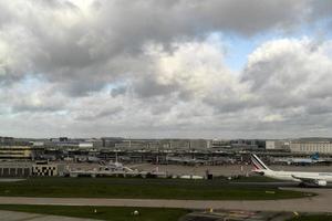 paris, frankreich - 7. november 2019 - flughafen paris cdg landet und lädt fracht und passagier foto