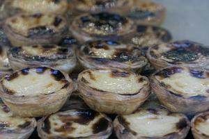 pastel de nata lissabon traditionelles süßes dessert foto