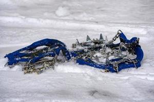 Eisschuh Carmpon Harpune auf Schnee foto