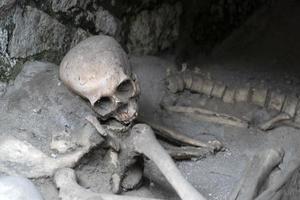 ercolano herculaneum flüchtige skelette am strand foto