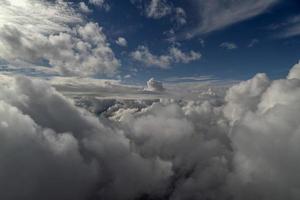 bewölkter himmel vom flugzeugfenster während des fliegens foto