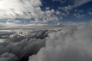 bewölkter himmel vom flugzeugfenster während des fliegens foto
