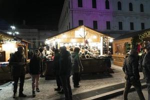 genua, italien - 22. dezember 2019 - traditioneller weihnachtsmarkt in de ferrari place foto