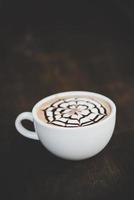 eine Tasse Kaffee auf Holztisch foto