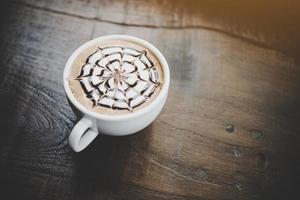 eine Tasse Kaffee auf Holztisch foto