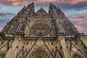 prag kuppel kaste st. veitskirche bei sonnenuntergang foto