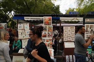 Paris, Frankreich - 6. Oktober 2018 - Künstler und Tourist in Montmartre foto