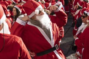 genua, italien - 22. dezember 2019 - traditioneller santa claus walk foto