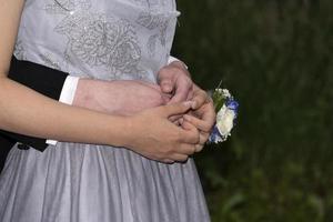 Prom junge Teenager Jungen und Mädchen Hände foto