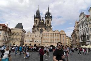 prag, tschechische republik - 16. juli 2019 - alter stadtplatz voller touristen foto