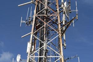 Sende große Antenne am blauen Himmel foto