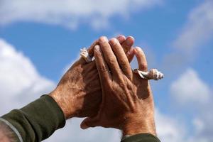 Hand mit einer Schale wie einem Ring foto