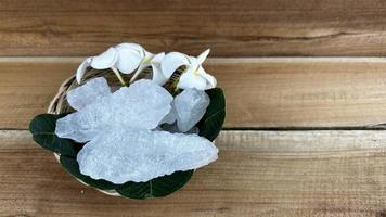 alaunwürfel auf braunem holzhintergrund chemisches verbindungssubstanzkonzept für spa- und achselbehandlungsindustrie foto