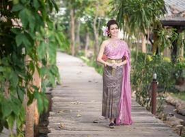 schönes thailändisches Mädchen in traditioneller thailändischer Tracht foto