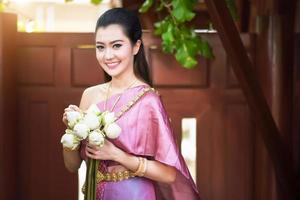 schönes thailändisches Mädchen in traditioneller thailändischer Tracht foto