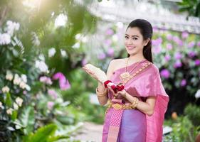 schönes thailändisches Mädchen in traditioneller thailändischer Tracht foto