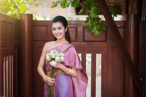 schönes thailändisches Mädchen in traditioneller thailändischer Tracht foto