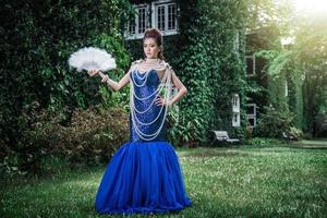 schöne dame im blauen luxuskleid mit perle foto