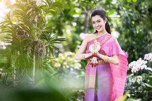 schönes thailändisches Mädchen in traditioneller thailändischer Tracht foto