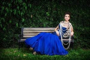 schöne dame im blauen luxuskleid mit perle foto