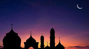 silhouette der moscheenkuppel mit halbmond und stern am abendhimmel im abenddämmerungshintergrund, symbol der islamischen religion ramadan und freiraum für text arabisch, eid al-adha, eid al-fitr, mubarak foto