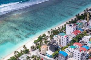 Männerstadt, Malediven. Maledivische Hauptstadt und lokale Insel von oben. hulhumale-insel mit häusern und korallenriff foto