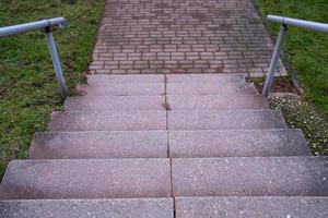 alte Treppe in der Stadt foto