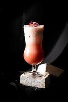 Cocktail – Wodka mit Erdbeeren, süßes Vermont mit Schokolade, weißes Ei, Sirup, Limettensaft, Topping mit Magic Pop foto